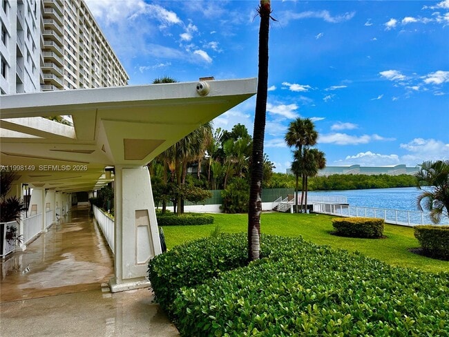 Building Photo - 500 Bayview Dr