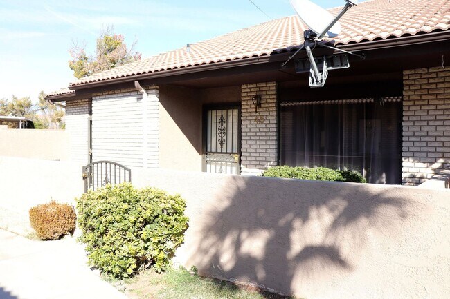 Primary Photo - Beautiful remodeled 3 bedroom 2.5 bathroom...