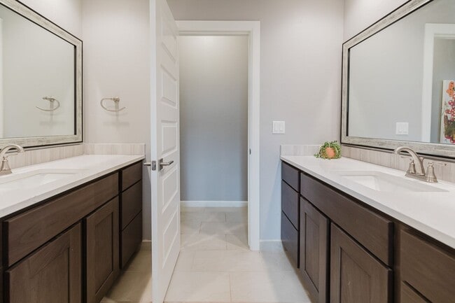 Building Photo - Modern 5 Bedroom Home with Solar Panels - MOVE IN SPECIAL: FIRST MONTH FREE!