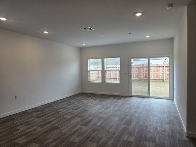 Building Photo - 3 BR 2 BA New Build home available now