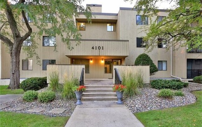 Building Photo - Cedarwood Condo For Rent! Underground Parking, Cable & Internet Included!