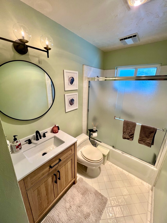 Guest bathroom - 924 Linda Ave