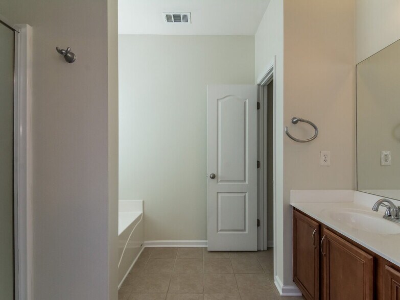 Building Photo - 6862 Grand Hickory Dr