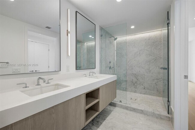 Building Photo - 9221 E Bay Harbor Dr