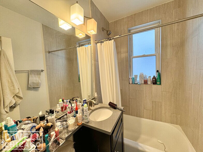 Building Photo - 541 W Belmont Ave