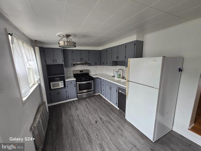Building Photo - 462 New Elm St