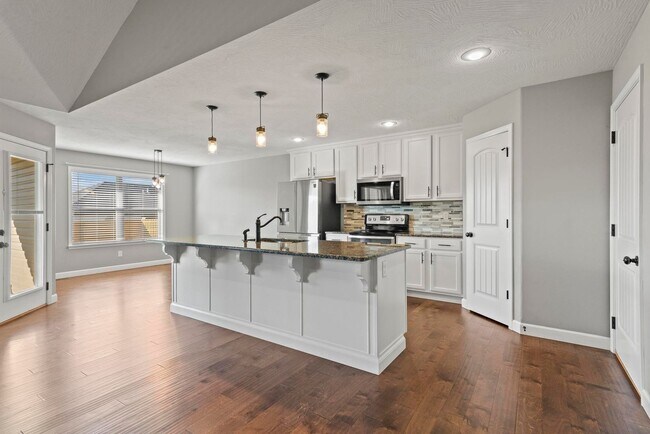 Building Photo - Available Dec 5!