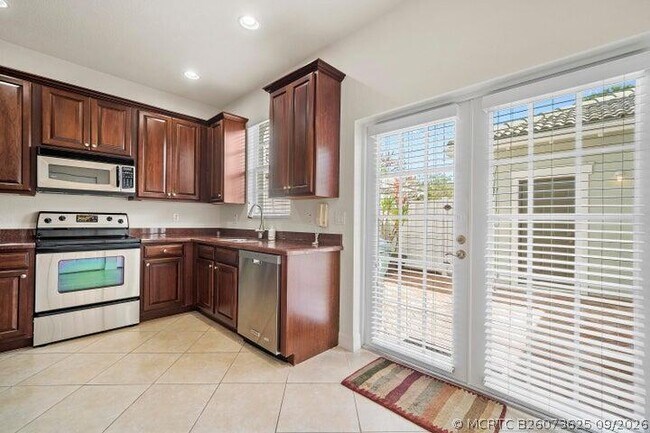 Building Photo - 948 NW 18th Ave