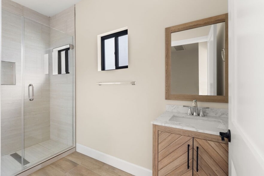 Building Photo - 5670 Lexington Ave