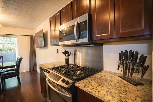 Building Photo - 665 Lakeside Cir