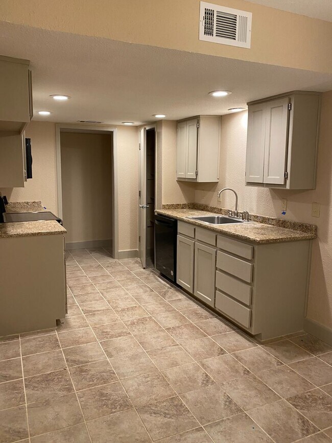 Building Photo - 3-Bedroom, 2.5 bath with 2 car garage in Frisco