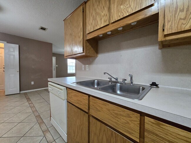 Building Photo - 2710 Alma Dr