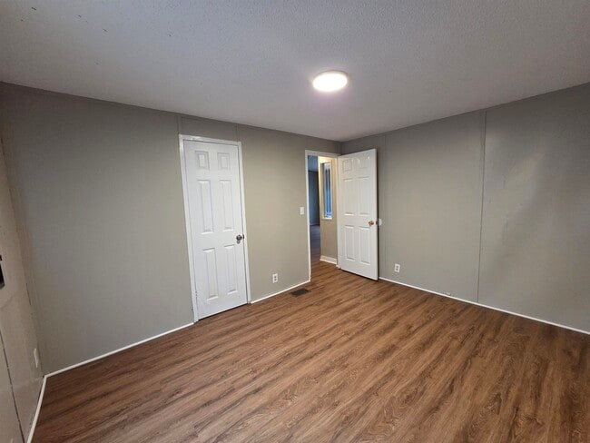 Building Photo - 2956 Lake Park Rd