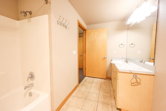 Building Photo - Charming 1 bdrm 1 bath Condo in Downtown V...