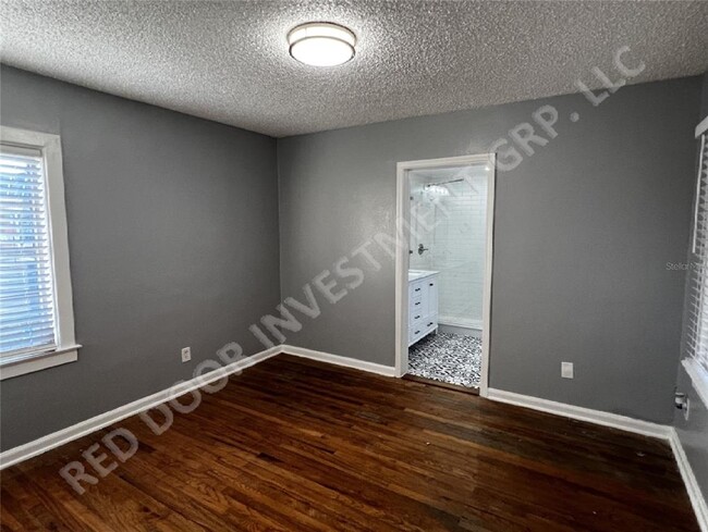Building Photo - 712 Floral Dr