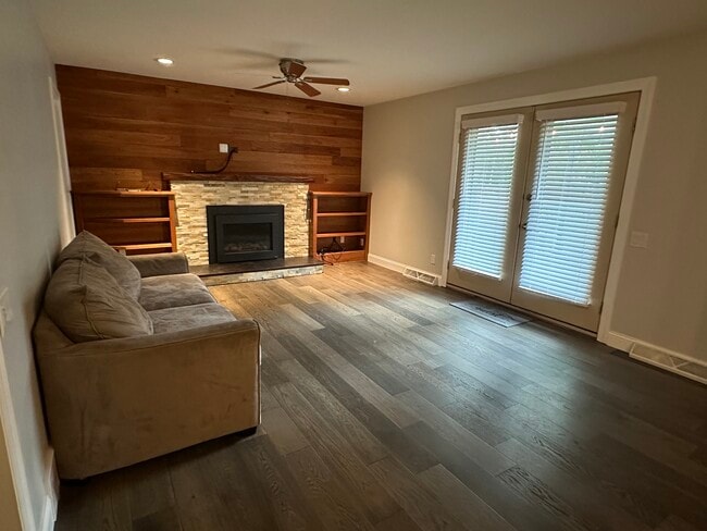 Building Photo - 1009 Stanford Dr