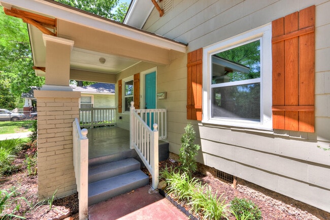 Building Photo - Remodeled Retreat w/ Covered Patio, Front ...