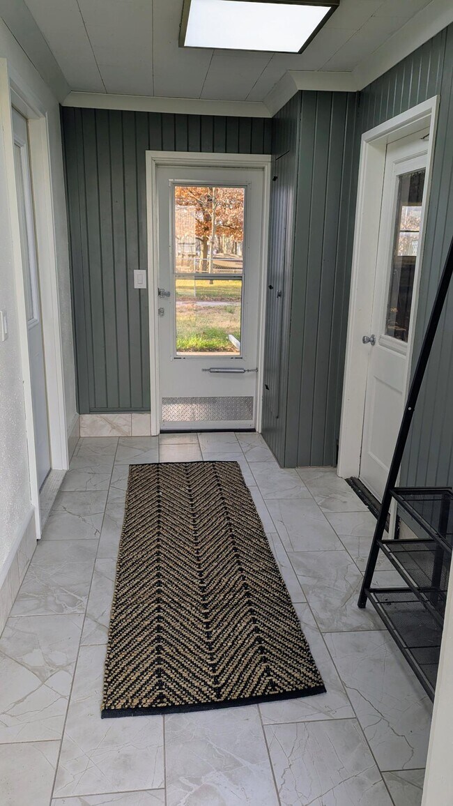 Building Photo - 1213 1st Ave NE