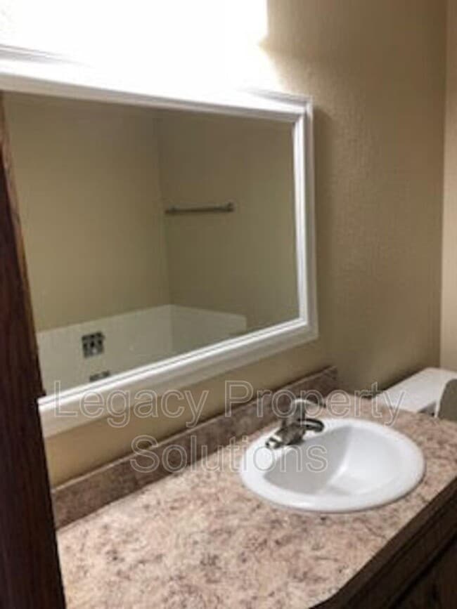 Building Photo - Modern Twin home in North Bismarck – Convenient Location & Comfortable Living!