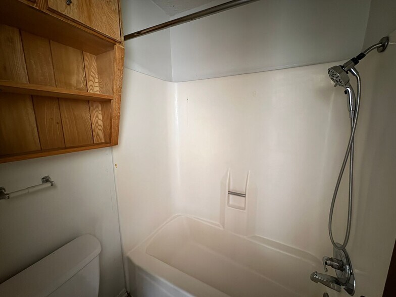 Building Photo - 2112 Hinkle Ave