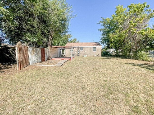 Building Photo - Updated 2 Bed Home with Garage, Huge Yard & Storage in Del City