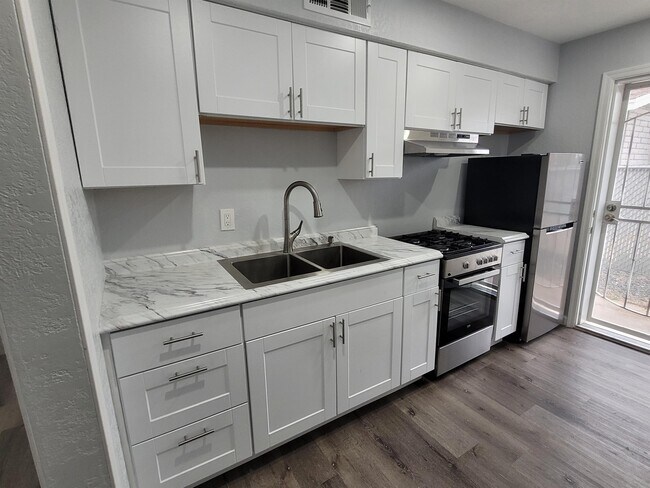 Building Photo - 1325 N 48th St