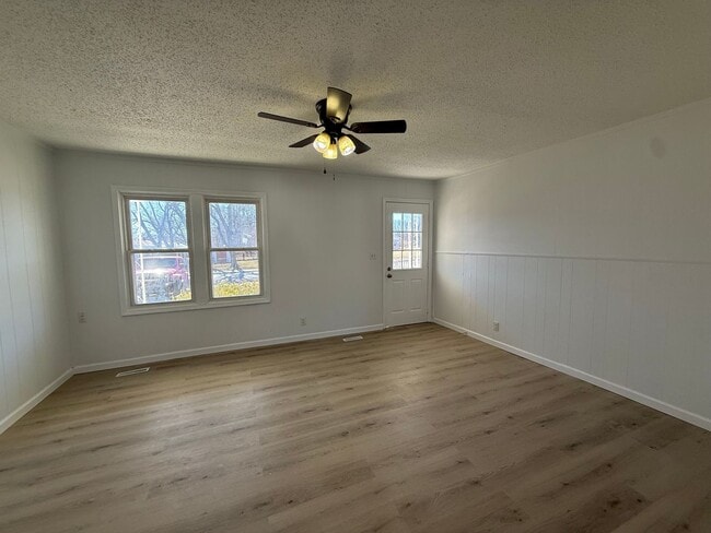 Building Photo - 3 Bedroom 1.5 Bath with BONUS ROOM!!!