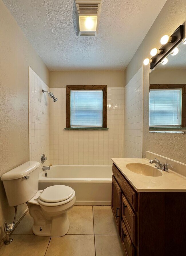 Building Photo - 3 Bedroom