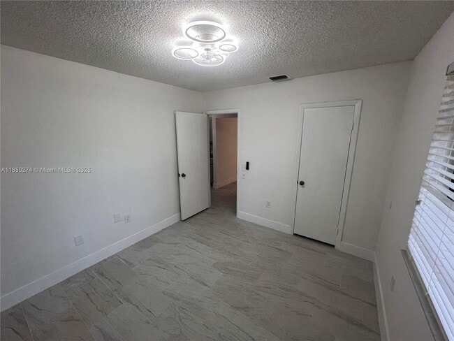 Building Photo - 9501 E Calusa Club Dr
