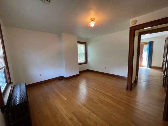 Building Photo - Spacious 3 Bedroom Single Family Home with...