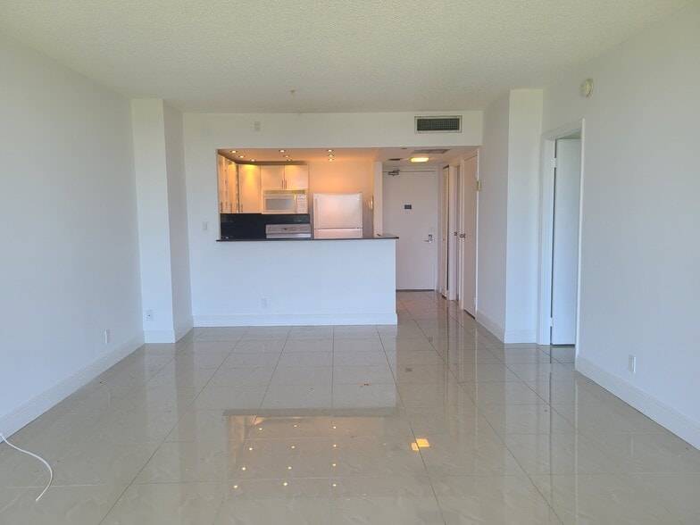 Building Photo - 20335 W Country Club Dr