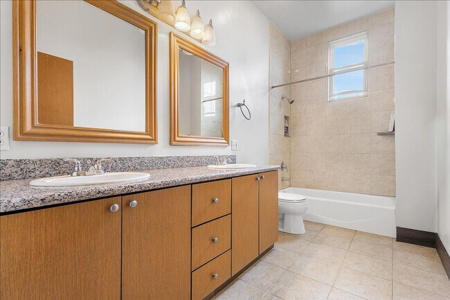 Building Photo - 1702 Paru St