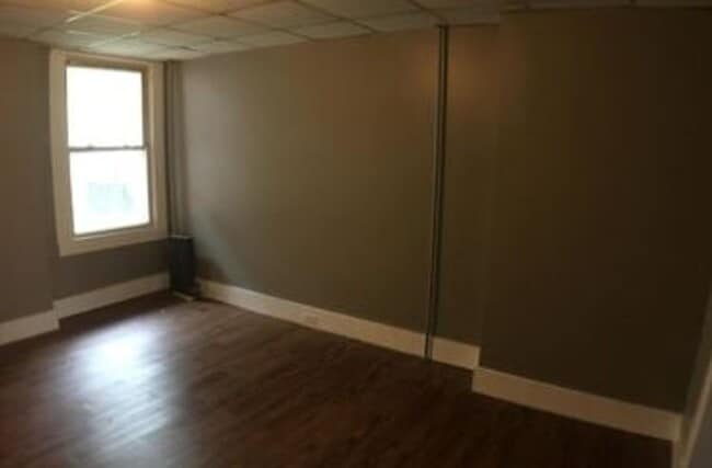 Building Photo - Extra large 3BR home in nice area