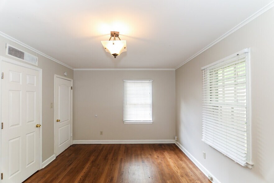 Building Photo - 1172 Oak Ridge Dr