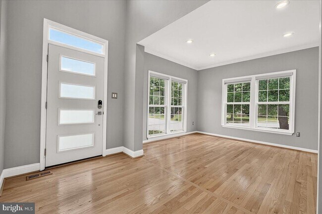 Building Photo - 6455 Saddlebrook Ln