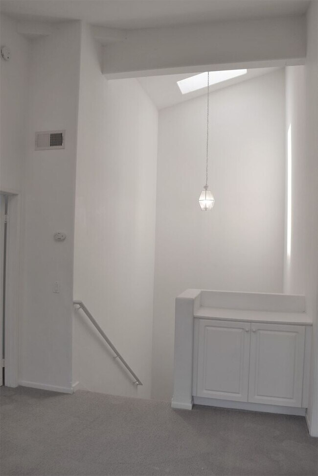 Building Photo - 3 Bedroom Townhome in La Jolla Village