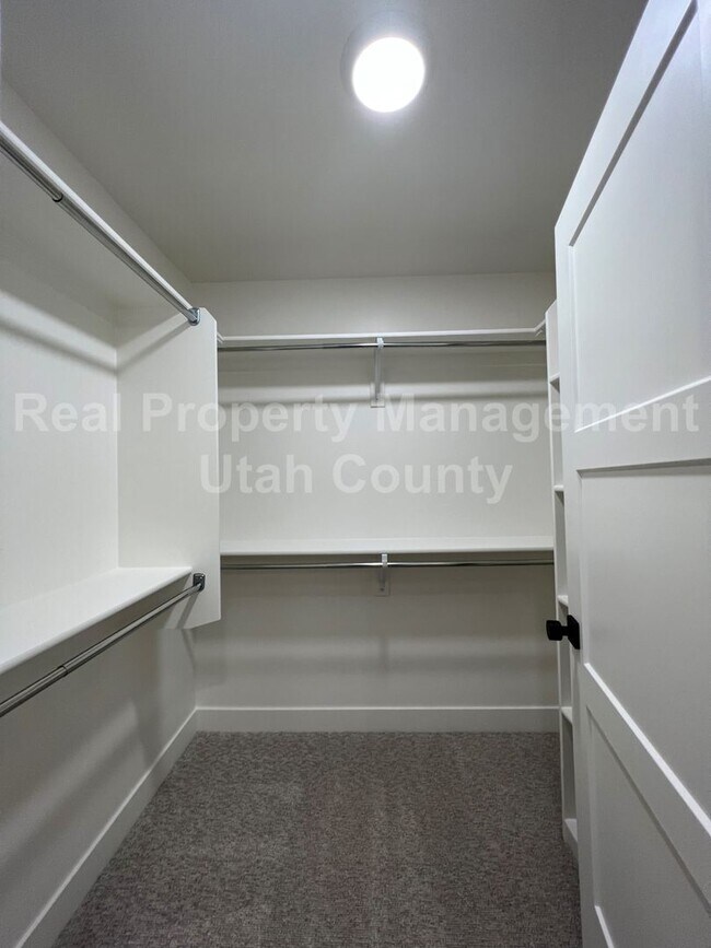 Building Photo - Newer American Fork Townhouse