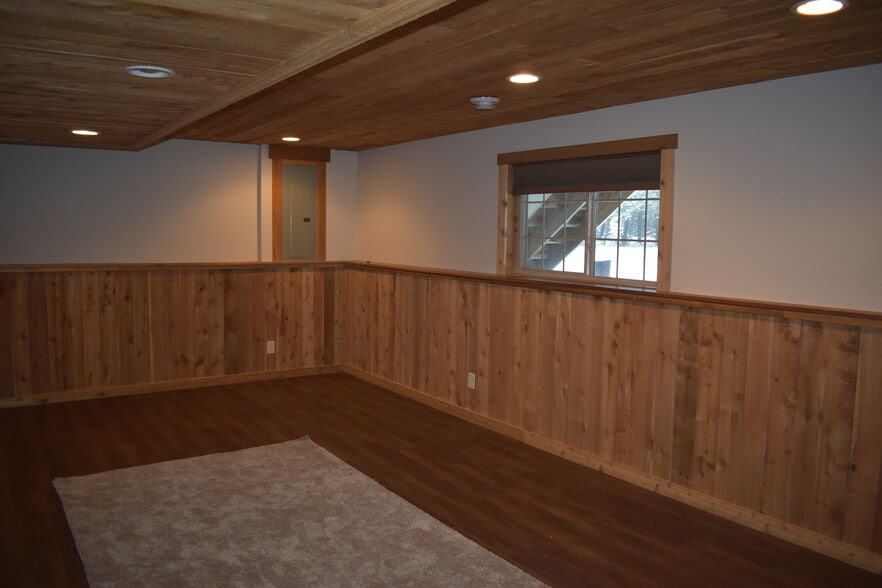 Building Photo - 6587 Rolling Hills Dr