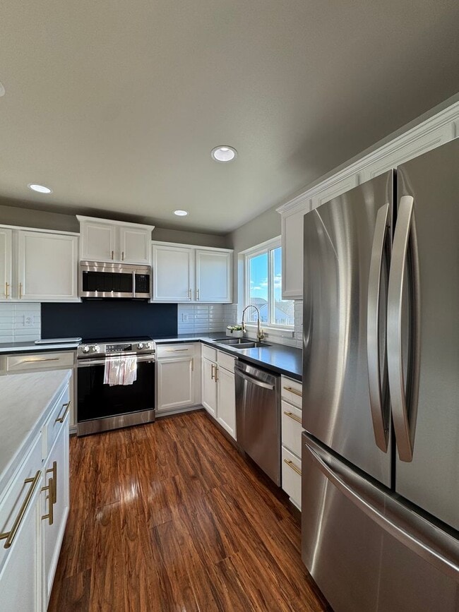 Building Photo - Newly Renovated & Ready to Impress!