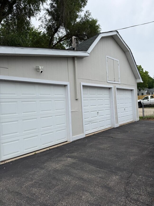 Building Photo - Charming 2 Bedroom, 1 Bathroom Home Available Now in Salem Lakes