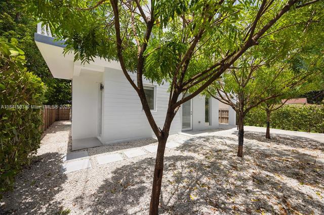 Building Photo - 3823 Thomas Ave