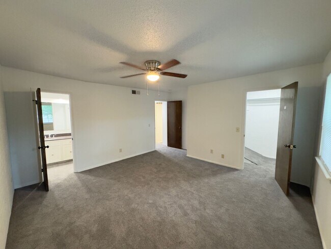 Building Photo - $500 OFF MOVE IN SPECIAL | Cozy Townhome in Quail Creek 2/2.5/2 Car Garage