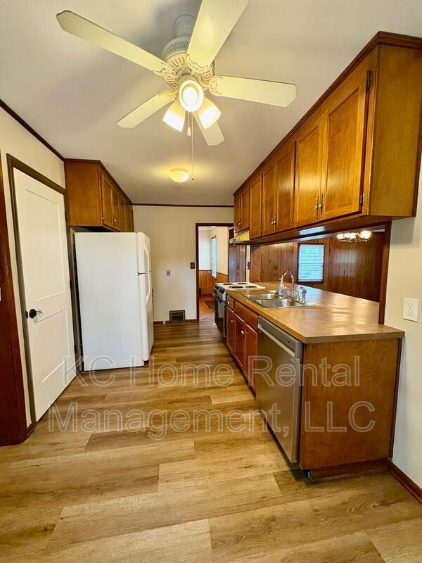 Building Photo - 7839 Robinson St