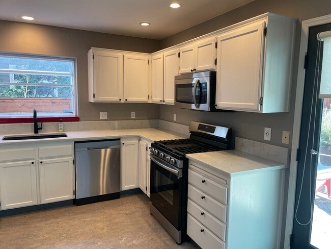 Building Photo - Single family, 3 bedroom, 1.5 bath home ju...