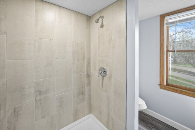 Ceramic Tile Bath Shower Surrounds - Trails Edge Apartments