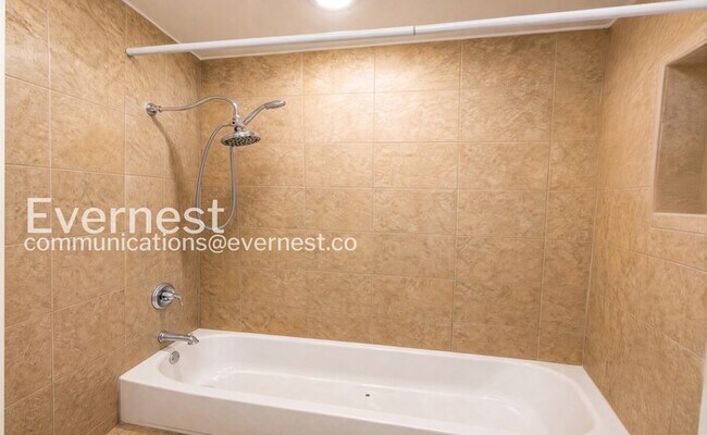 Building Photo - 2 Bed/1 Bath Home with Garage / Available Now!