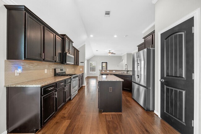 Building Photo - 18739 Laurel Hills Dr