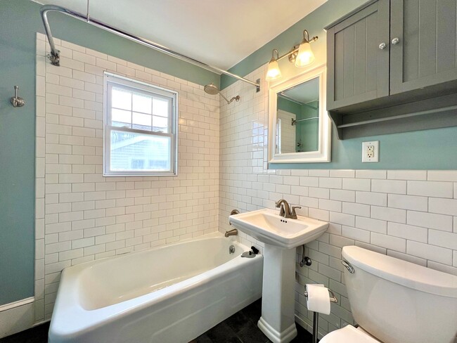 Building Photo - Charming West Asheville Home!