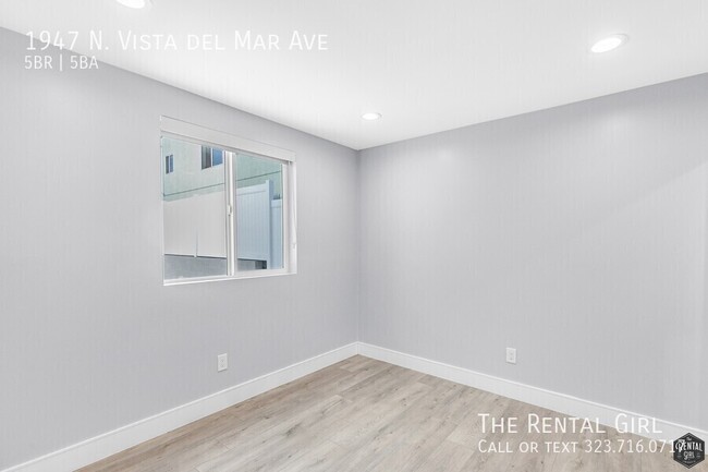 Building Photo - Hot-to-Go 5BR Townhome in Hollywood Dell w...