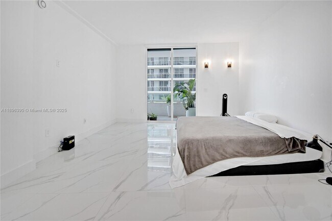 Building Photo - 1800 N Bayshore Dr